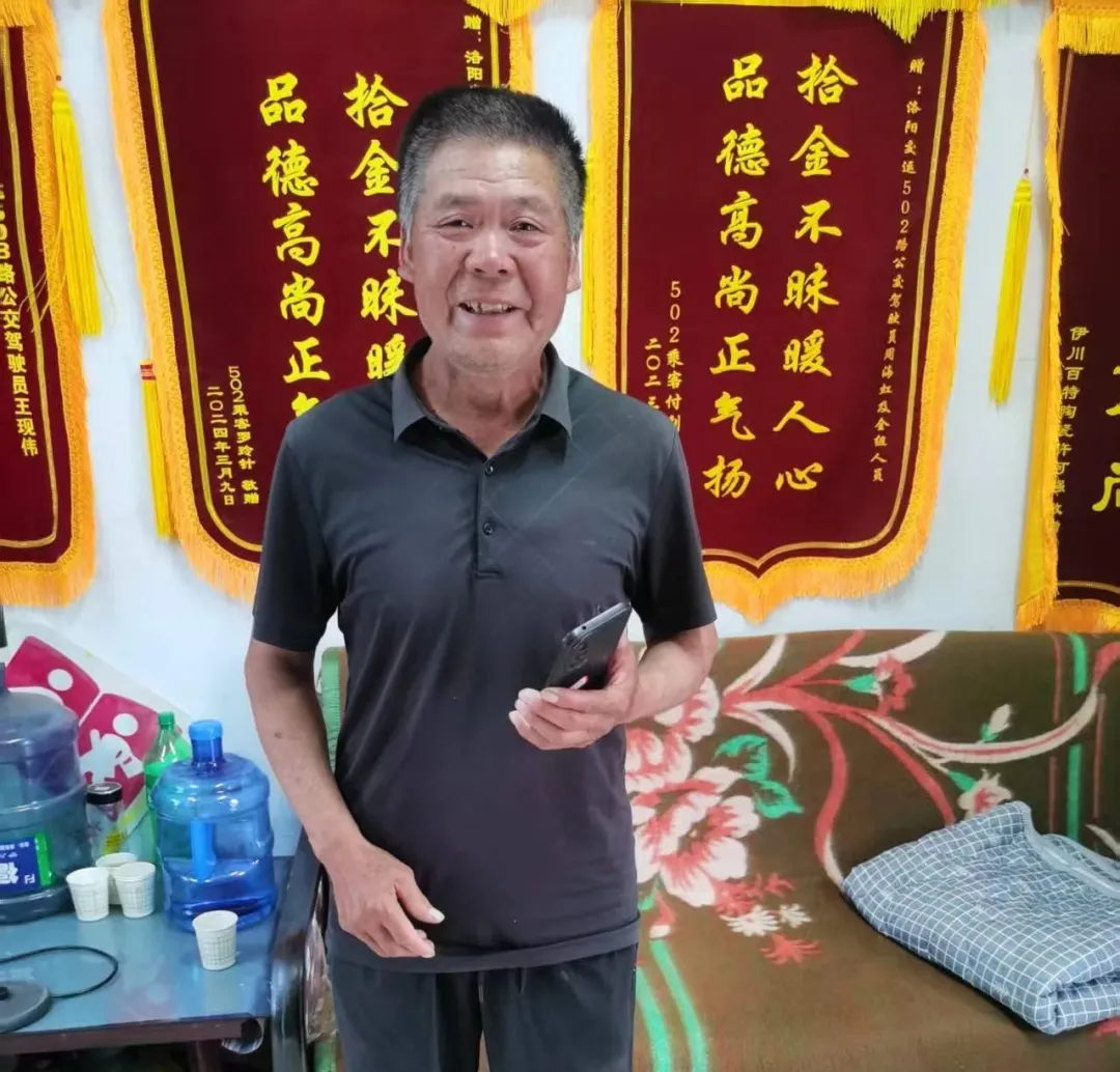 暖行洛城｜拾金不昧接連上演 交運(yùn)駕駛員用溫暖守護(hù)乘客